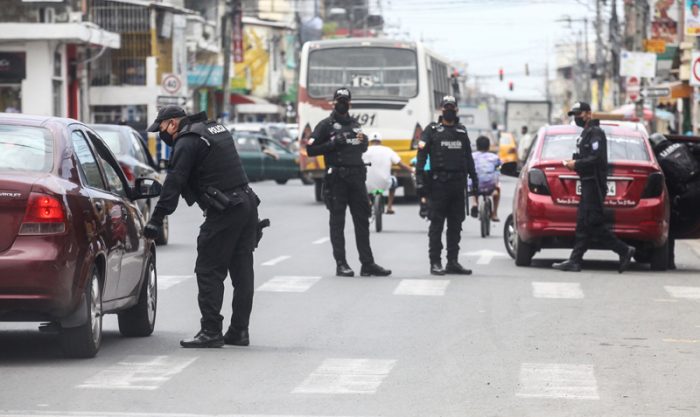 Agentes desplegan operativos en las vías de Durán, cerca de Guayaquil. Foto: EL COMERCIO