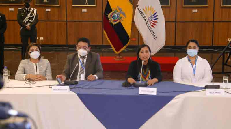 Presidenta de la Asamblea, Guadalupe Llori, en su primera rueda de prensa, la acompañan los vicepresidentes Bella Jiménez (a la derecha) y Virgilio Saquicela (a la izquierda) y la secretaria adhoc Wilma Andrade. Foto: Flickr Asamblea Nacional