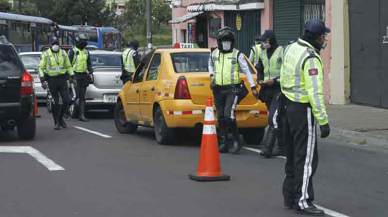 Agentes de tránsito realizaron la semana pasada un operativo de control de licencias y matrículas en el sector de La Marín, en Quito. Foto: Archivo / EL COMERCIO