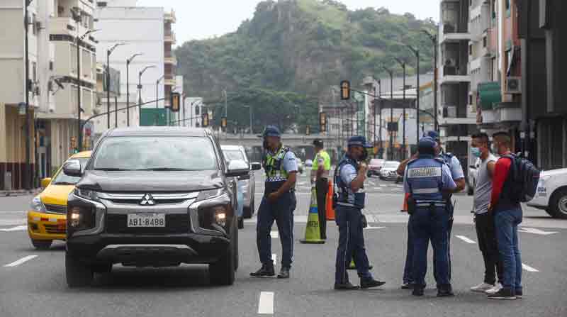 Ayer, policías y agentes de la ATM realizaron operativos en el centro de Guayaquil. Foto: Enrique Pesantes / EL COMERCIO