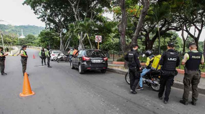 En total, desde el 23 de abril, que se inició el estado de excepción en 16 provincias, en Guayaquil se han retenido 907 vehículos por infringir los horarios con restricción de movilidad. Foto: Enrique Pesantes / EL COMERCIO