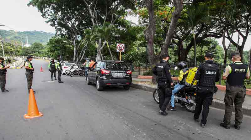 En total, desde el 23 de abril, que se inició el estado de excepción en 16 provincias, en Guayaquil se han retenido 907 vehículos por infringir los horarios con restricción de movilidad. Foto: Enrique Pesantes / EL COMERCIO