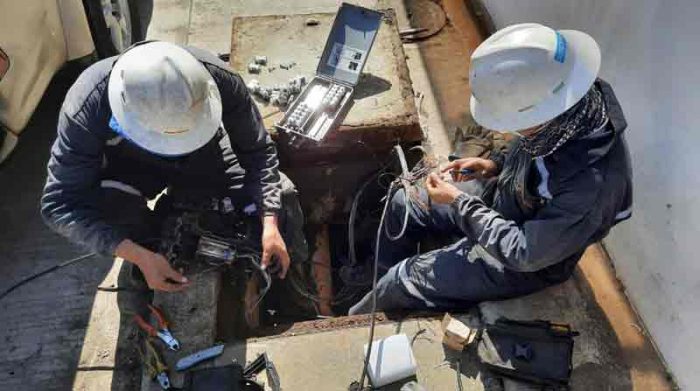 Los obreros de la empresa municipal Etapa realizan el cableado de telecomunicaciones en la capital azuaya. Foto: Cortesía Empresa Municipal Etapa
