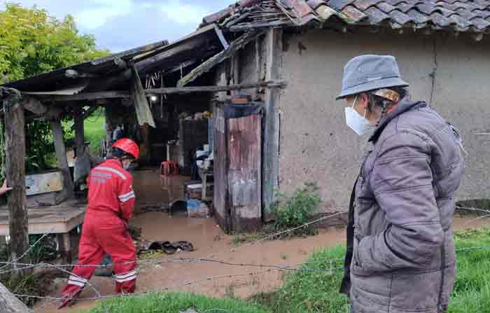 María Peralta, de 83 años, fue auxiliada. Su casa se inundó en Victoria del Portete. Foto: Lineida Castillo / EL COMERCIO