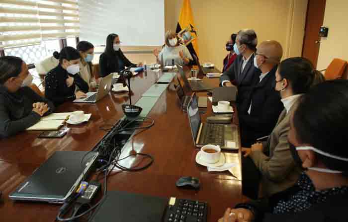 Sandra Argotty, titular de Planifica Ecuador (centro), en una reunión con delegados de Guillermo Lasso. Foto: Cortesía Planifica Ecuador