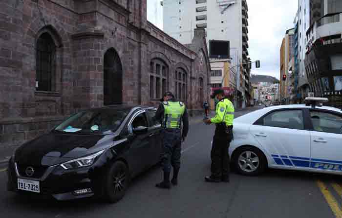 El control a la circulación vehicular se mantuvo este fin de semana en ciudades como Ambato, en el último confinamiento focalizado. Glenda GiacomettI / EL COMERCIO