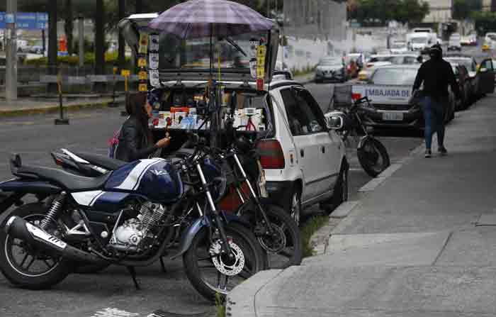 Las motos bloquean las rampas de acceso en la calle Juan Pablo Sáenz y Amazonas. Foto: Diego Pallero / EL COMERCIO