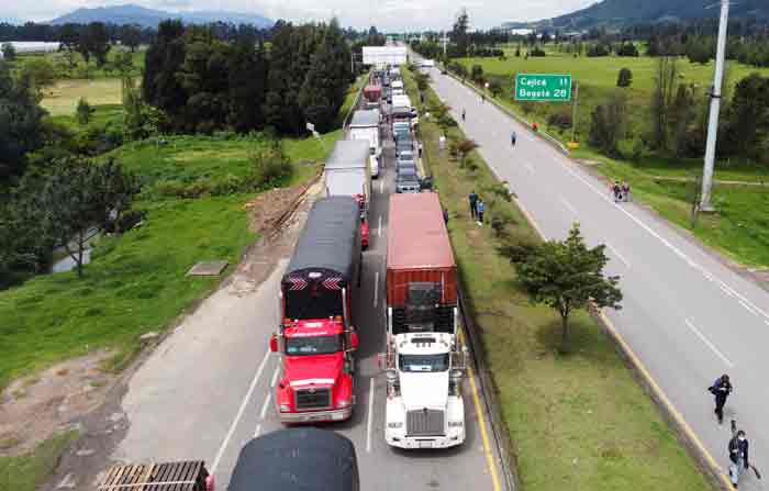 Camiones bloquean una carretera durante una protesta contra el Gobierno en Colombia. Foto: REUTERS