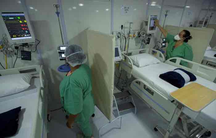 Enfermeras revisan una sala para pacientes con covid-19 en un hospital de campaña inaugurado en Brasilia (Brasil). Foto: EFE