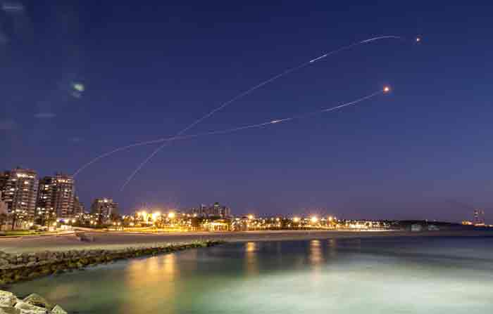 Líneas de luces desde Ashkelon mientras se lanzan cohetes desde la Franja de Gaza hacia Israel el 19 de mayo de 2021. Foto: REUTERS