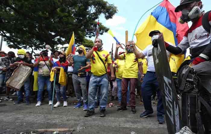 Manifestantes participan en una nueva jornada del Paro Nacional en Cali (Colombia). Foto: EFE