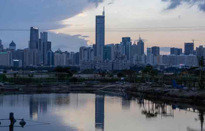 El SEG Plaza (C) de casi 300 metros de altura se encuentra en Shenzhen, visto desde Hong Kong, China, el 18 de mayo de 2021. Foto: EFE