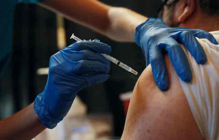 Un trabajador recibe la vacuna contra el covid-19 en Estados Unidos. Foto: REUTERS
