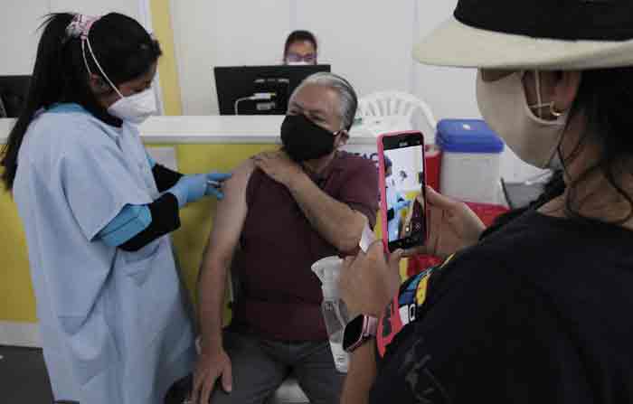 Gustavo Yépez, de 71 años, recibió la dosis en el vacunatorio ubicado en el Bicentenario, norte de Quito. Foto: Galo Paguay / EL COMERCIO