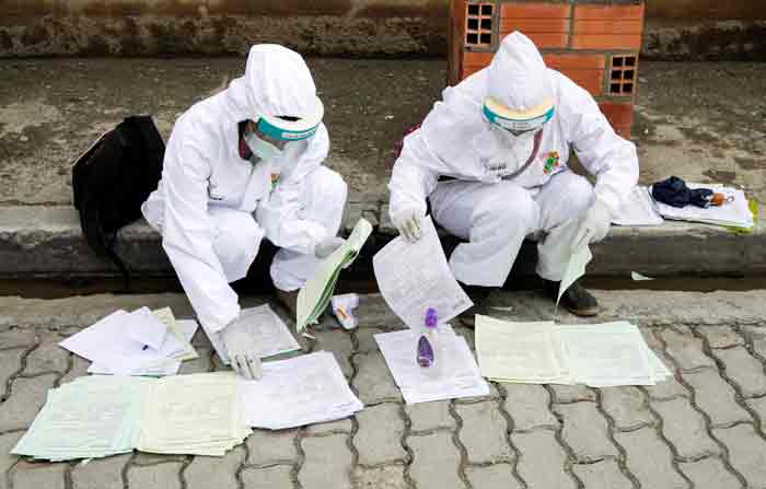 Trabajadores de salud ordenan sus informes, en medio del brote de la enfermedad del coronavirus, en El Alto, Bolivia. Foto: REUTERS