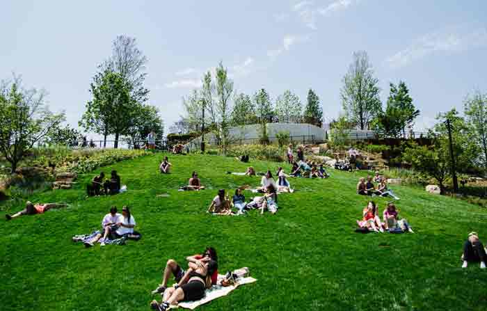 La gente disfruta del nuevo parque público, Little Island, en Nueva York, el 21 de mayo de 2021. Foto: EFE