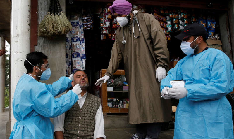 Un hombre se realiza una prueba de covid-19 frente a una tienda en la aldea de Nawroz Baba, India. Foto: Reuters