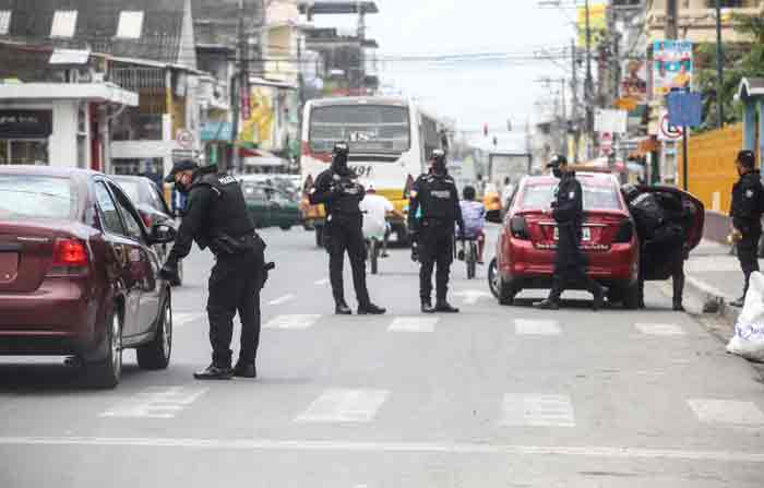 La semana pasada, un grupo de policías realizó un operativo en Durán-Guayas, como parte de las medidas para frenar a las redes criminales. Foto. EL COMERCIO