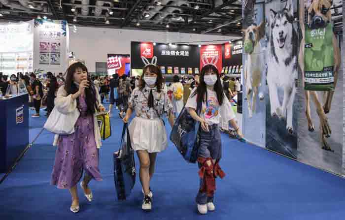 Visitantes durante la Feria de mascotas Beijing 2021 en el Centro Nacional de Convenciones de China en Beijing, China. Foto: EFE