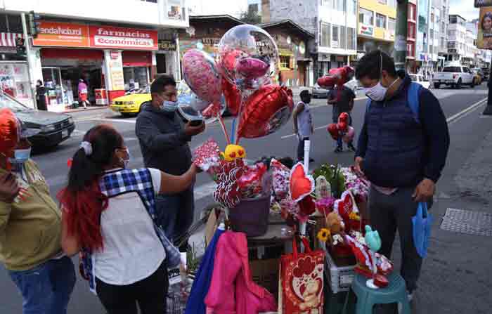 Ventas y promociones por el Día de la Madre en Ambato, provincia de Tungurahua. Foto: Glenda Giacometti / EL COMERCIO
