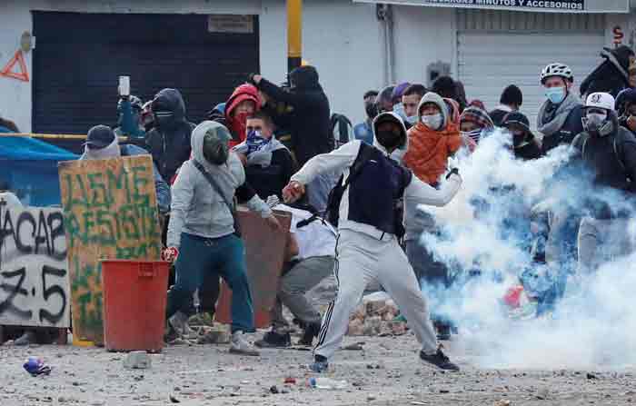 Integrantes del Escuadrón Móvil Antidisturbios (ESMAD) y manifestantes se enfrentan durante una nueva jornada de protestas en el marco del Paro Nacional, en el sector de Usme, sur de Bogotá (Colombia). Foto: EFE