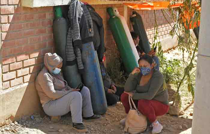 Ciudadanos esperan para recargar las bombonas de oxigeno para sus familiares afectados por la covid-19, en la planta generadora de oxigeno, en Cochabamba (Bolivia). Foto: EFE