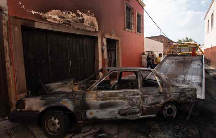 Presuntos narcotraficantes y sicarios realizaron un total de 11 bloqueos e incendiaron 17 vehículos y cinco establecimientos comerciales, en ataques simultáneos. Foto: EFE