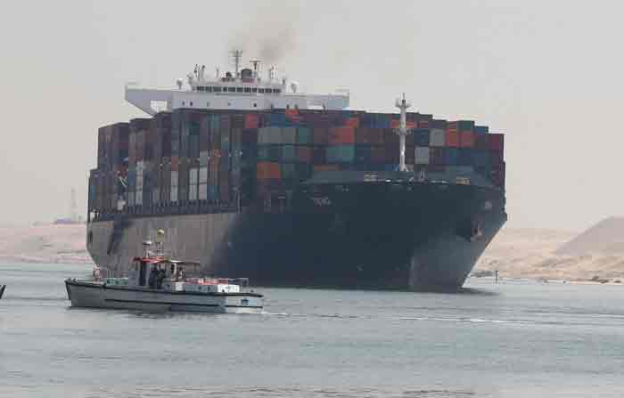 Una vista de un barco que comienza a moverse en el Canal de Suez, en Ismalia, Egipto. Foto: EFE