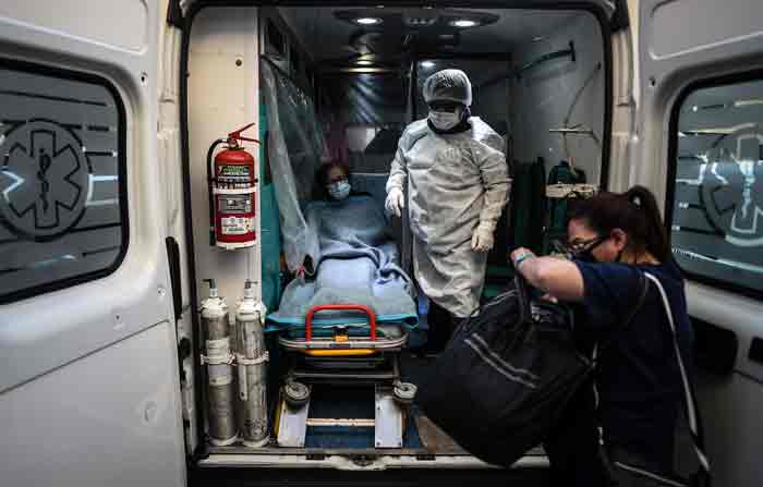 Personal de salud traslada a una mujer contagiada de covid-19 a una clínica en la ciudad de Buenos Aires (Argentina). Foto: EFE