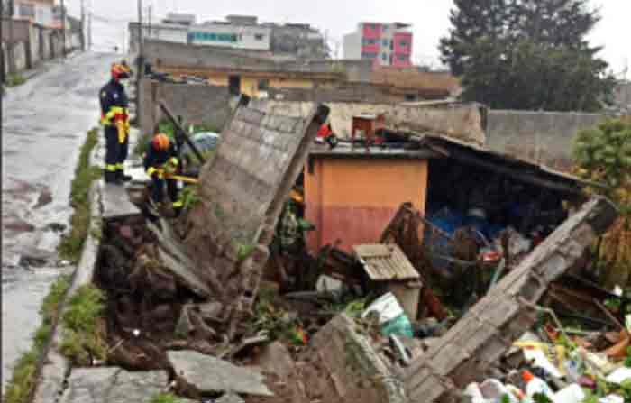 Un muro de bloques y parte del parterre colapsaron sobre el patio de una casa en Amagasí del Inca. Foto: Tomada de la cuenta Twitter Bomberos Quito