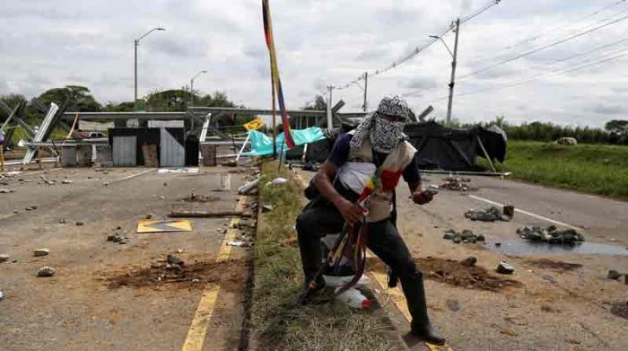 Un indígena participa en un bloqueo en el marco del Paro Nacional en el sur de Cali (Colombia). Foto: EFE