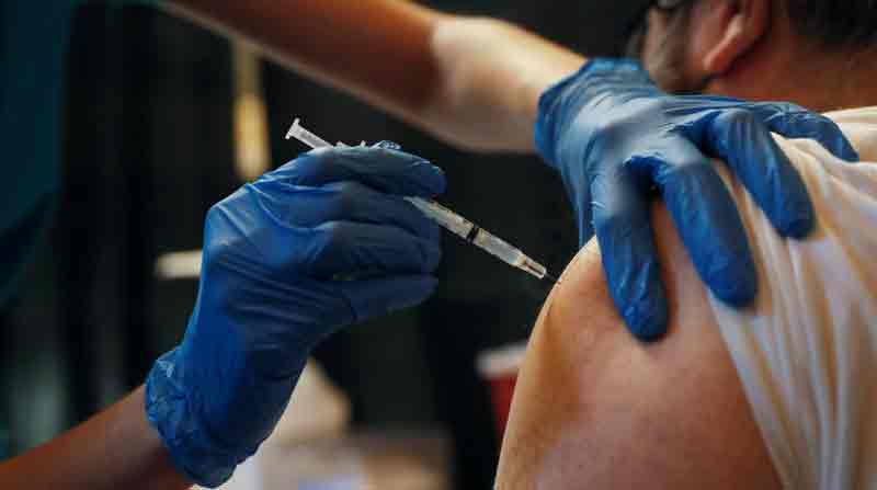 Un hombre recibe la vacuna contra el covid-19, en el distrito de Manhattan, EE.UU. Foto: REUTERS