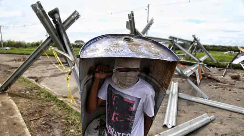 Un hombre participa en un bloqueo en el sur de Cali (Colombia). Foto: EFE