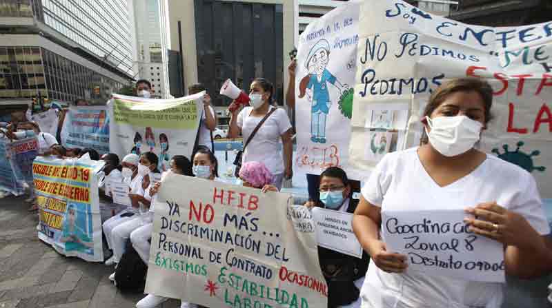 En la plaza San Francisco, en Guayaquil, se congregaron gremios de enfermeros, ayer, en su Día Internacional. Foto: Enrique Pesantes / EL COMERCIO