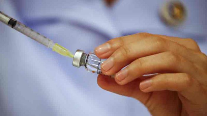 Una persona es vacunada contra el covid-19. Foto: EFE