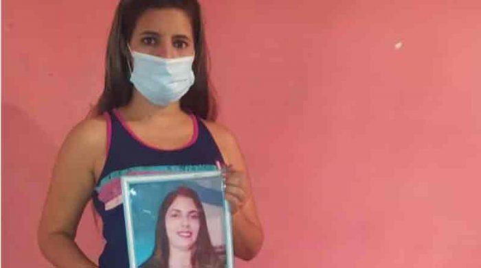 Gabriela habló por teléfono desde Venezuela y mostró la fotografía de Anyi, que está colocada en un altar armado por la familia. Foto: Cortesía