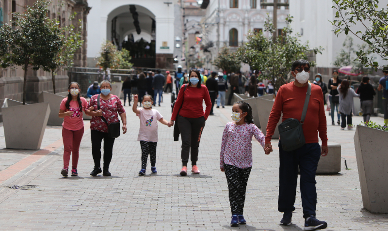 Ciudadanos caminan por el Centro Histórico de Quito durante el feriado de la Batalla de Pichincha. Foto: Vicente Costales/EL COMERCIO