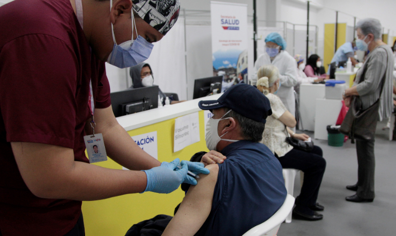 Ciudadanos reciben la segunda dosis contra el covid-19 en el centro de vacunacion Bicentenario, en Quito. Foto: Galo Paguay / EL COMERCIO