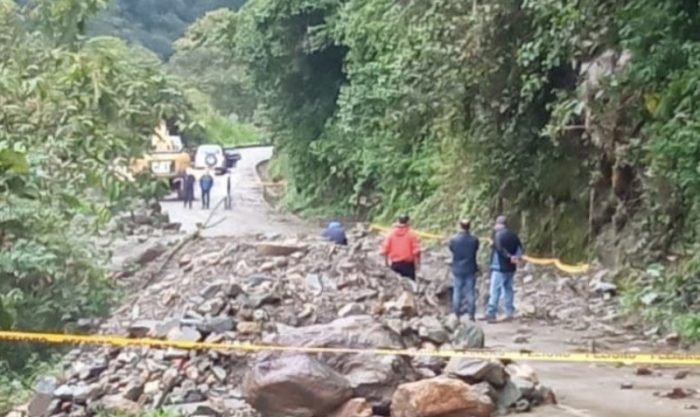 El Ministerio de Transporte y Obras Públicas coordinó la limpieza de la vía Paute-Guarumales-Méndez. Foto: Cortesía