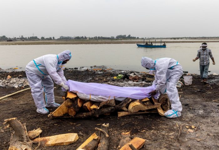 Decenas de cadáveres aparecieron flotando en las aguas del río Ganges, en el norte de la India, este 10 y 11 de mayo de 2021 entre la sospecha de que podría tratarse de víctimas de coronavirus. Foto: EFE