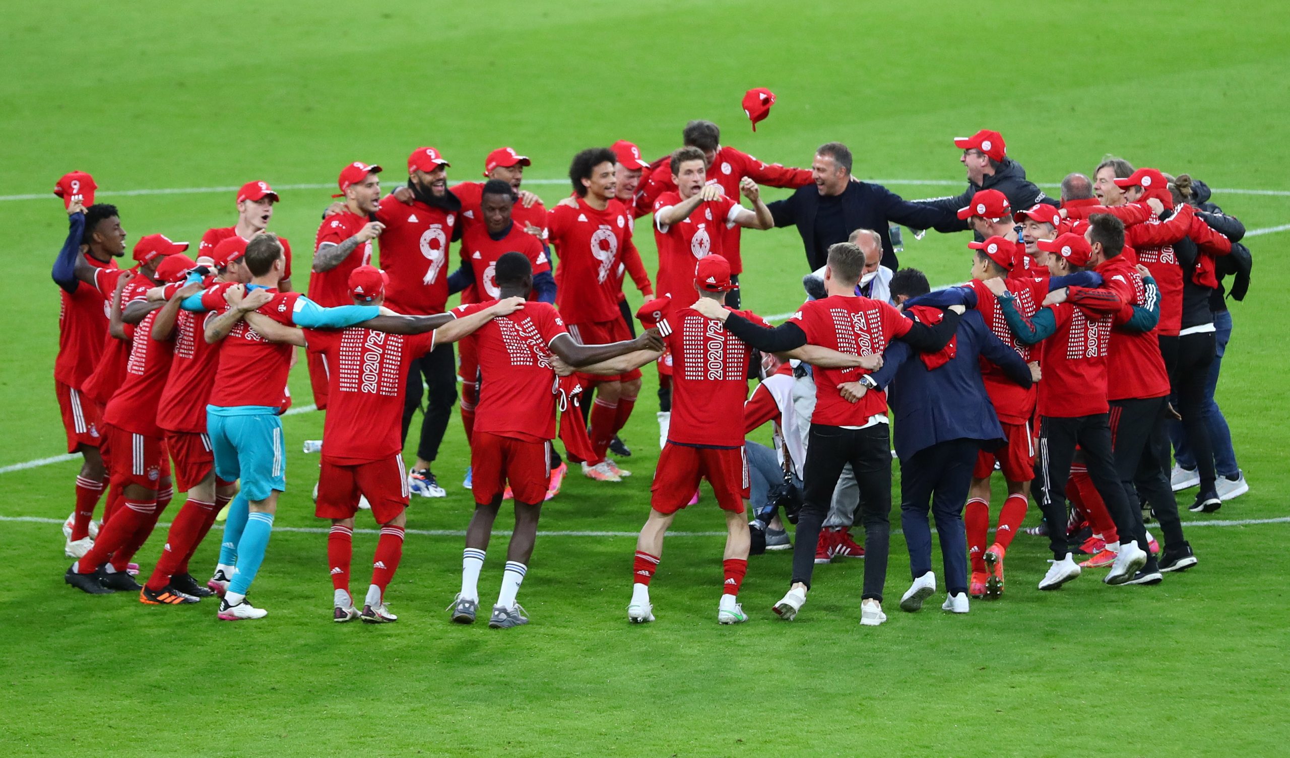 Los jugadores del Bayern de Múnich celebran tras obtener el título de campeón de la Bundesliga, en el Estadio Allianz Arena, Alemania - May 8, 2021 Pool vía REUTERS