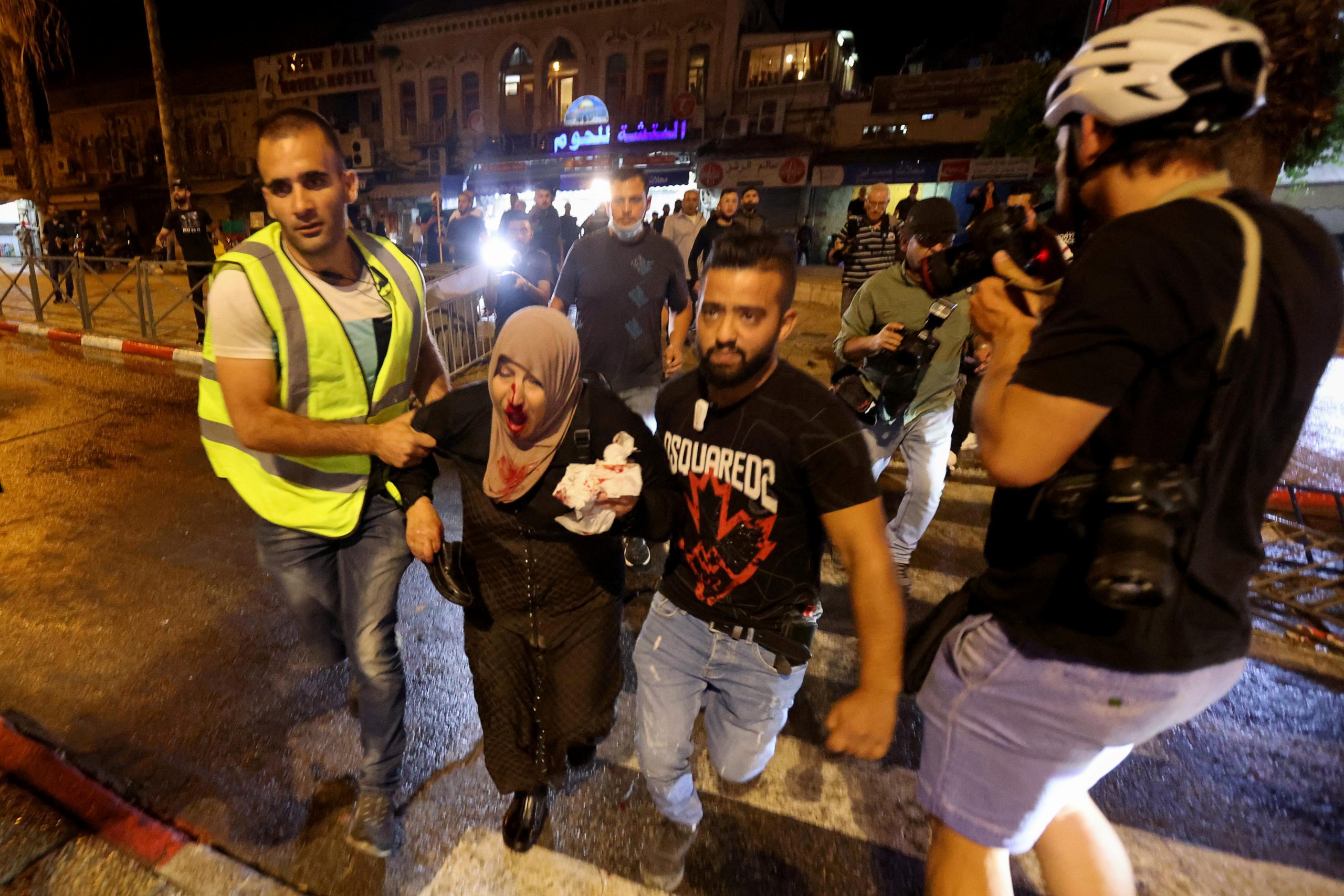Una mujer palestina herida es evacuada durante los enfrentamientos con policías israelíes el 8 de mayo del 2021. Foto: REUTERS