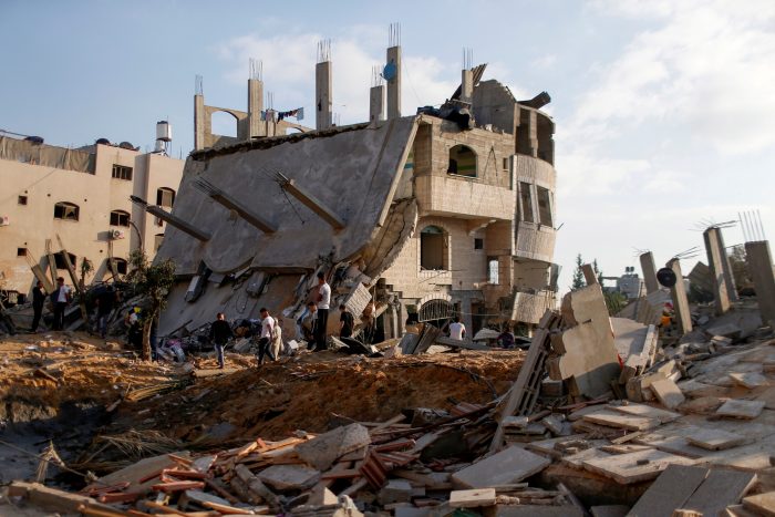Palestinos se reúnen alrededor de las ruinas de los edificios que fueron destruidos por los ataques aéreos israelíes en medio de un estallido de violencia israelí-palestina, en el norte de la Franja de Gaza, el 13 de mayo de 2021. Foto: REUTERS