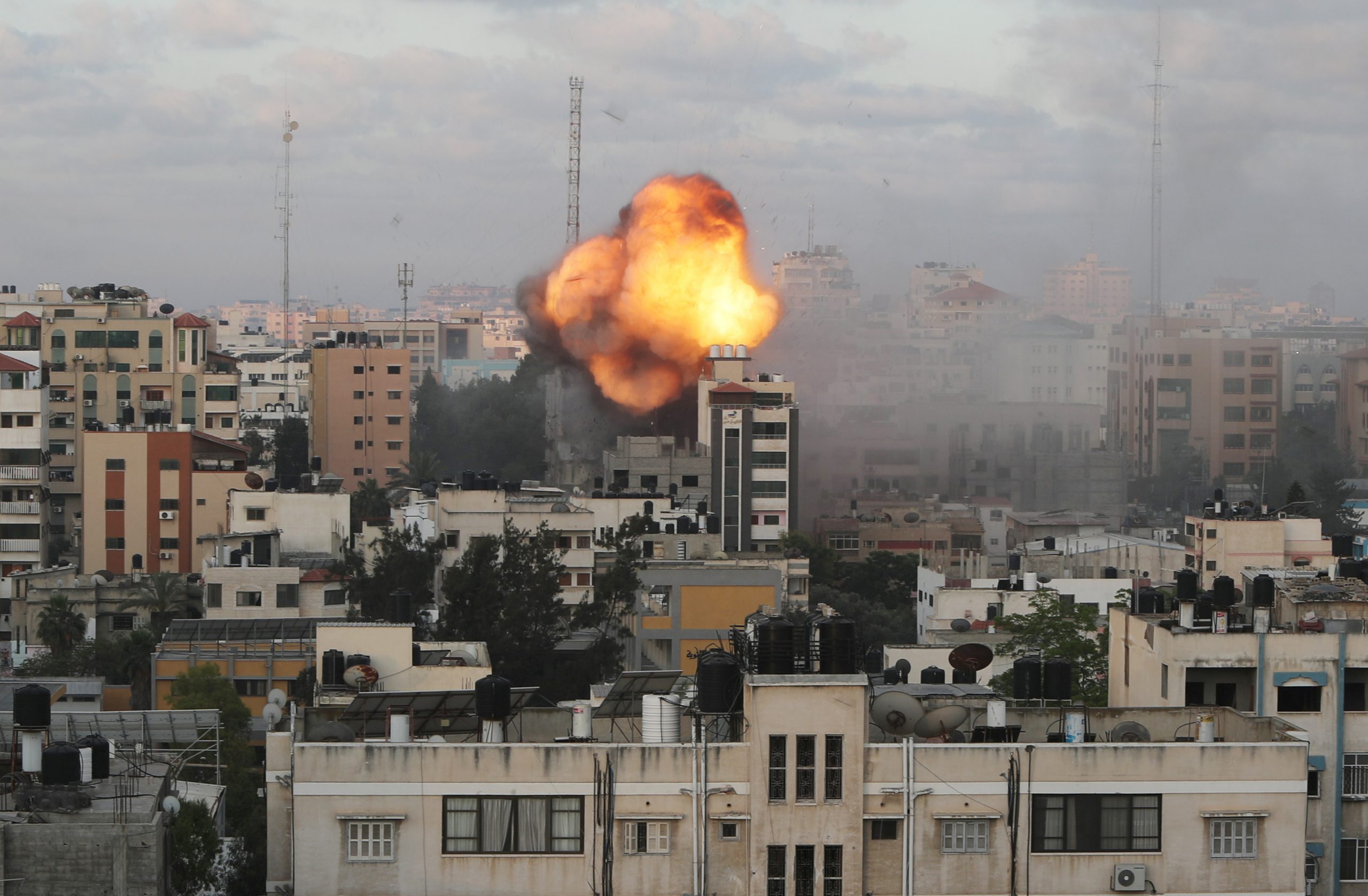 Se ven humo y llamas después de un ataque aéreo israelí contra un edificio, en medio de un estallido de los combates israelo-palestinos, en la ciudad de Gaza el 18 de mayo de 2021. Foto: REUTERS