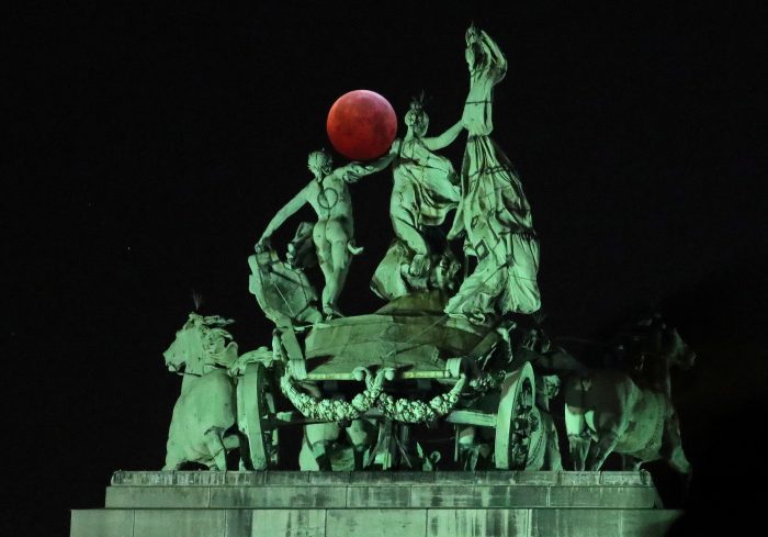 La luna fotografiada durante un eclipse total en Bruselas, Bélgica, 21 de enero del 2019. Foto: REUTERS
