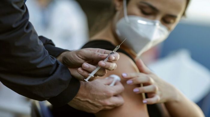 Francia batió este viernes 7 de mayo de 2021 un nuevo récord en la vacunación contra la covid-19, al administrar 617 000 dosis anticovid