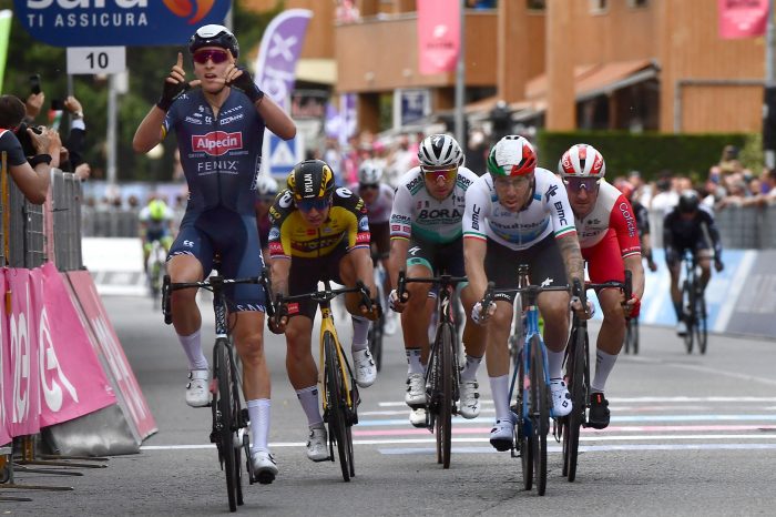 El belga Tim Merlier se quedó con la segunda etapa del Giro de Italia 2021. EFE