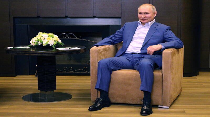 Vladimir Putin, presidente de Rusia, dice que tiene anticuerpos y anima a sus compatriotas a vacunarse contra el covid-19. Foto: EFE