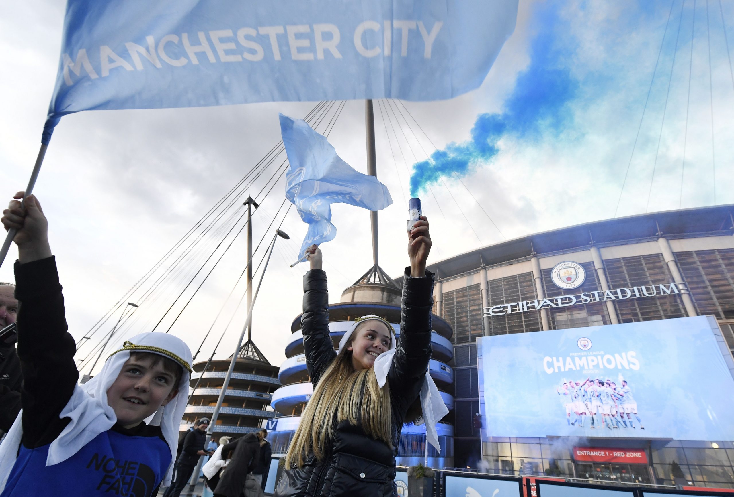 Hinchas del Manchester City se reunieron para festejar el campeonato ganado en la Premier League. EFE