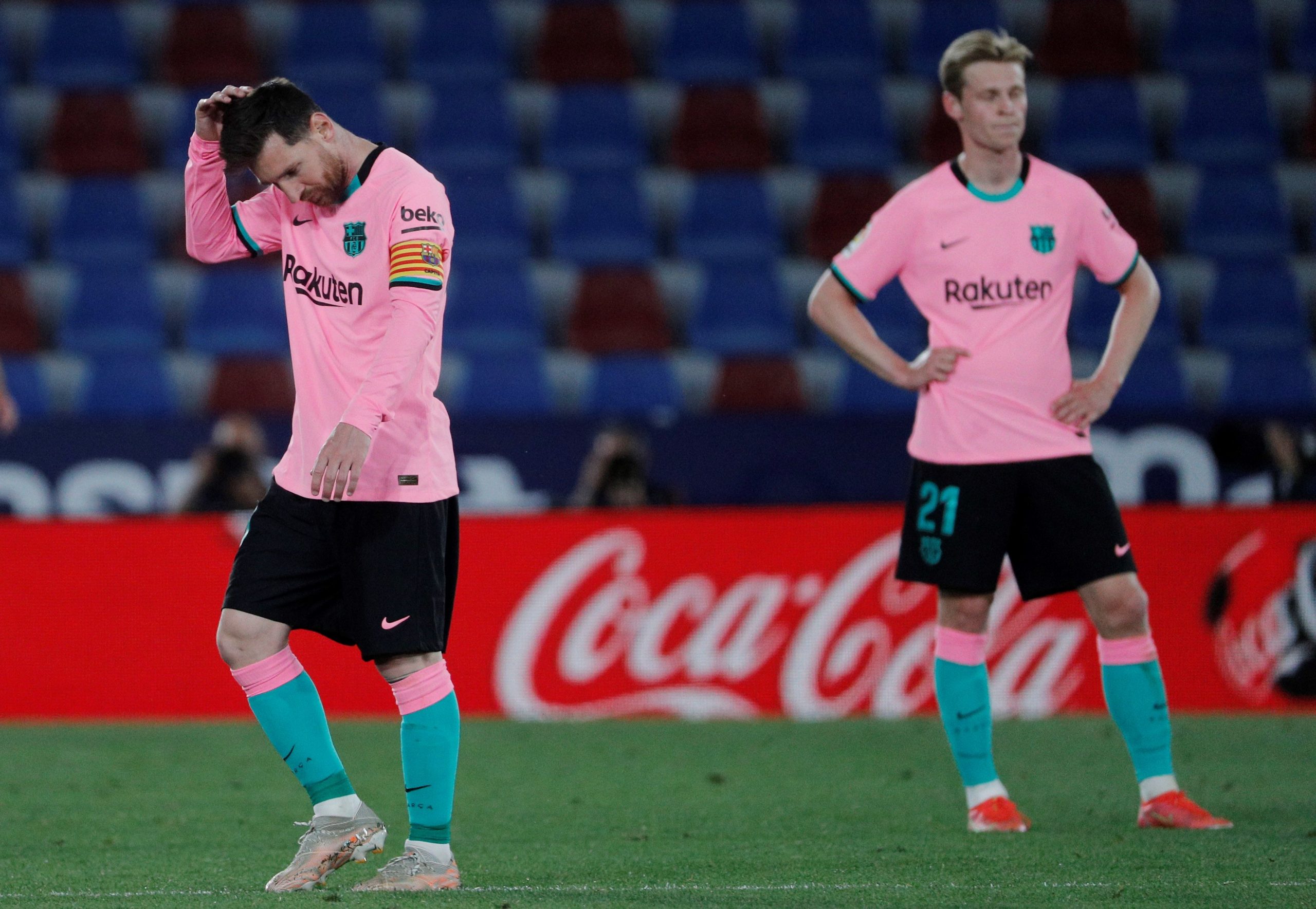 Los jugadores del Barcelona, Lionel Messi y Frenkie de Jong (d), reaccionan durante el partido de la trigésimo sexta jornada de Liga en Primera División que disputan este martes contra el Levante en el estadio Ciutat de València. EFE